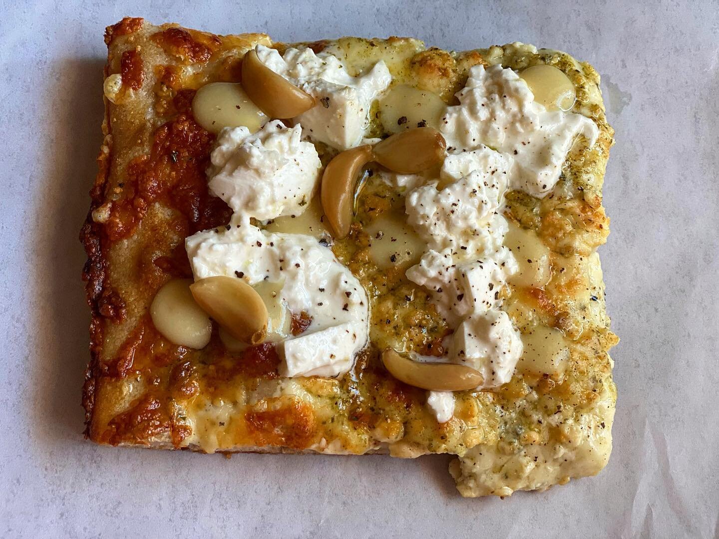 ‼️SPECIALEEEEEEEE QUATTRO FORMAGGI‼️
Four Cheese (Gorgonzola, Fontina, Mozzarella, Stracciatella) with confit garlic and lemon salsetta. 
It&rsquo;s a slammer. 
#radicimeansroots #portlandme
